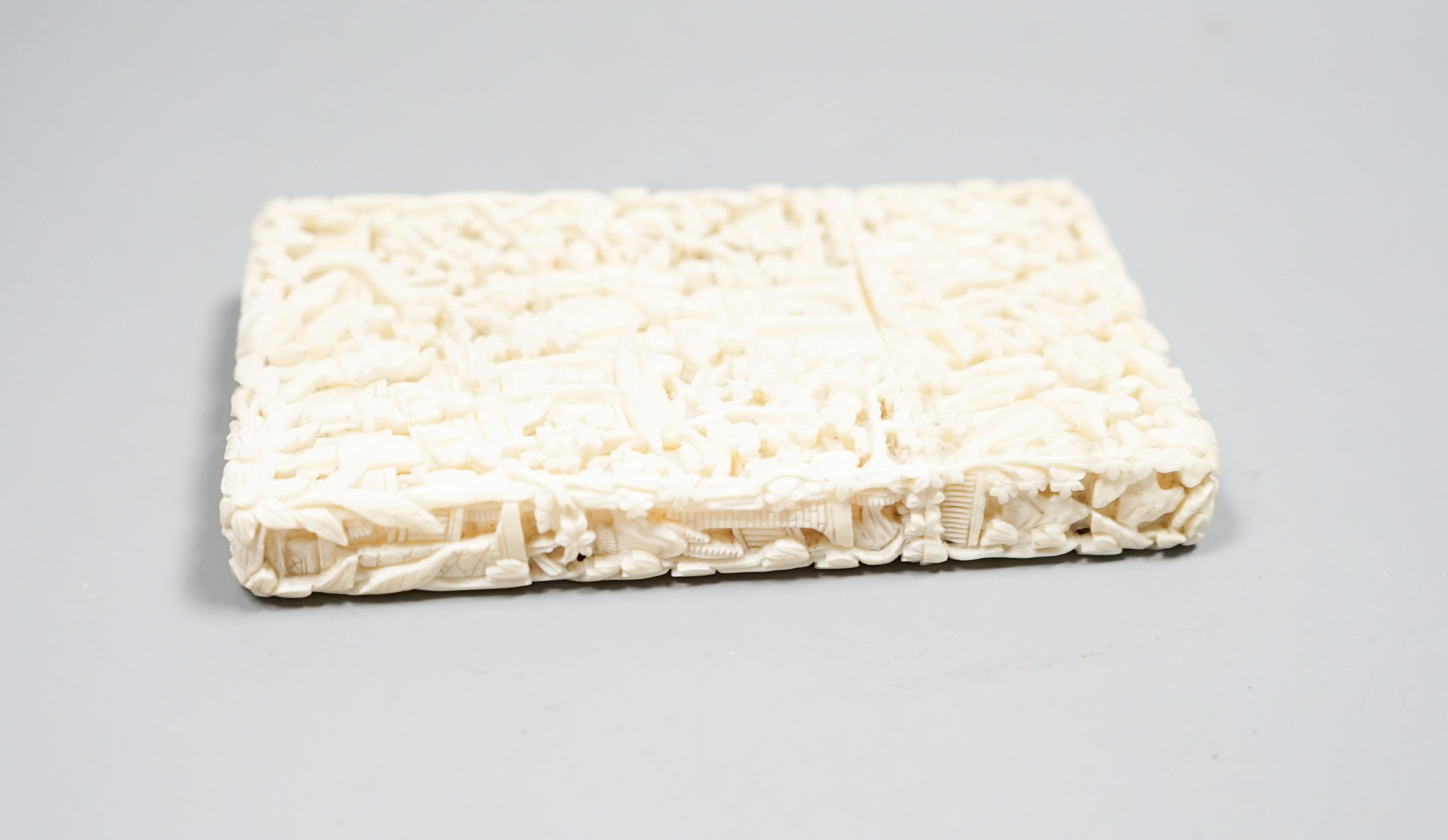 A 19th century Chinese export ivory card case, 10.5cm